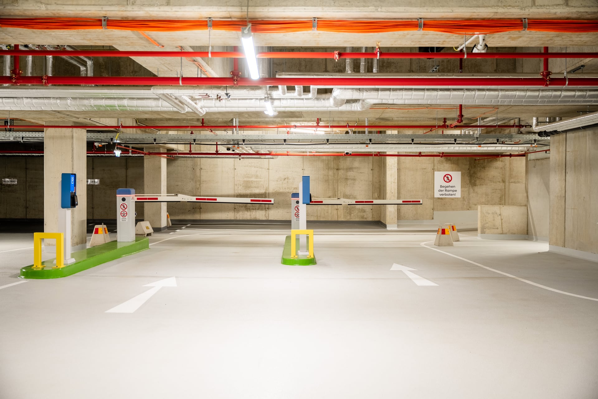 Messegarage Graz Innenansicht mit Parkleitsystem und beschilderten Zonen