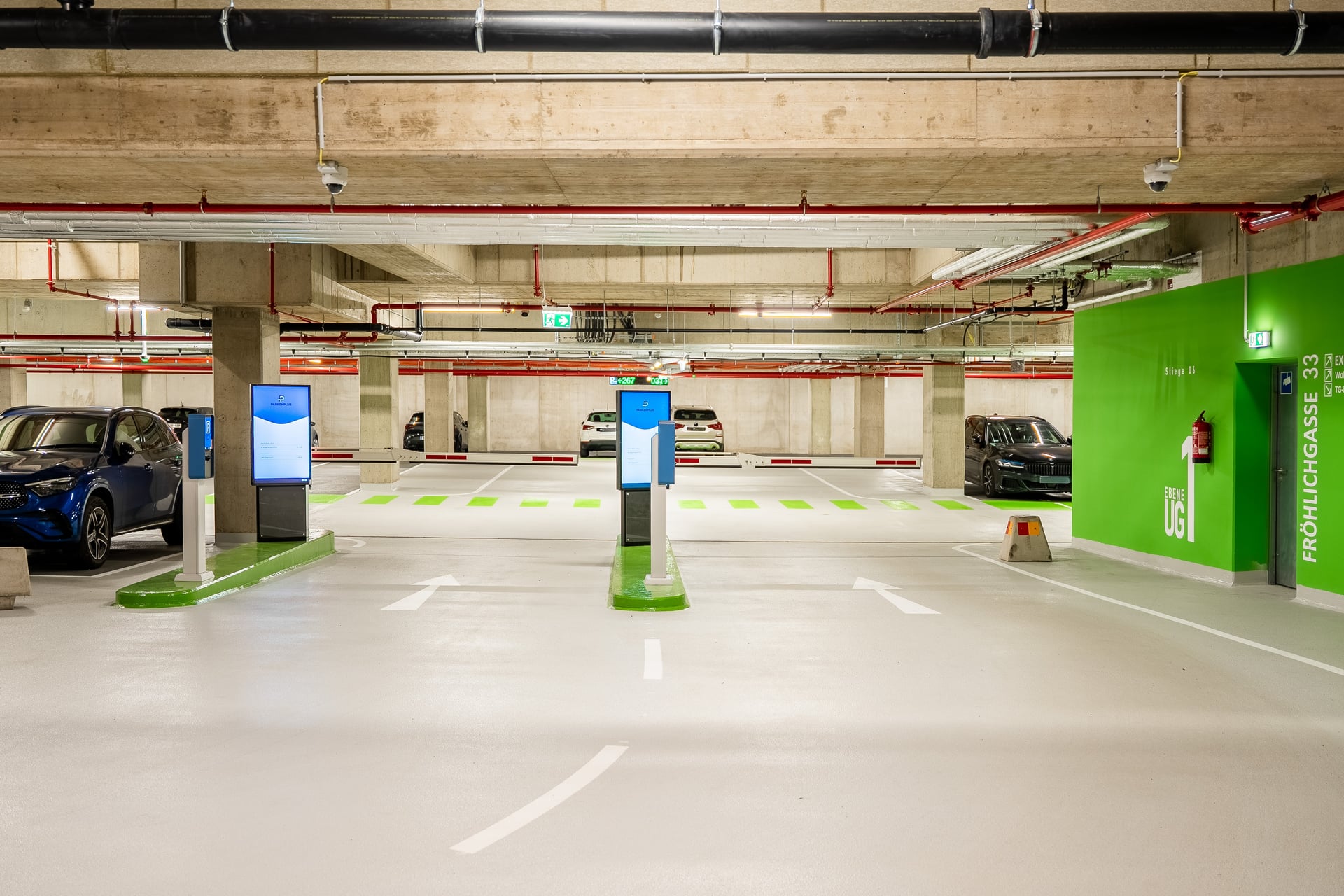 Messegarage Graz Innenansicht mit Parkleitsystem und beschilderten Zonen